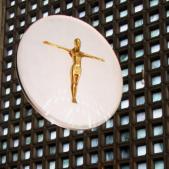 Runde Glasscheibe mit vergoldeter Christusfigur